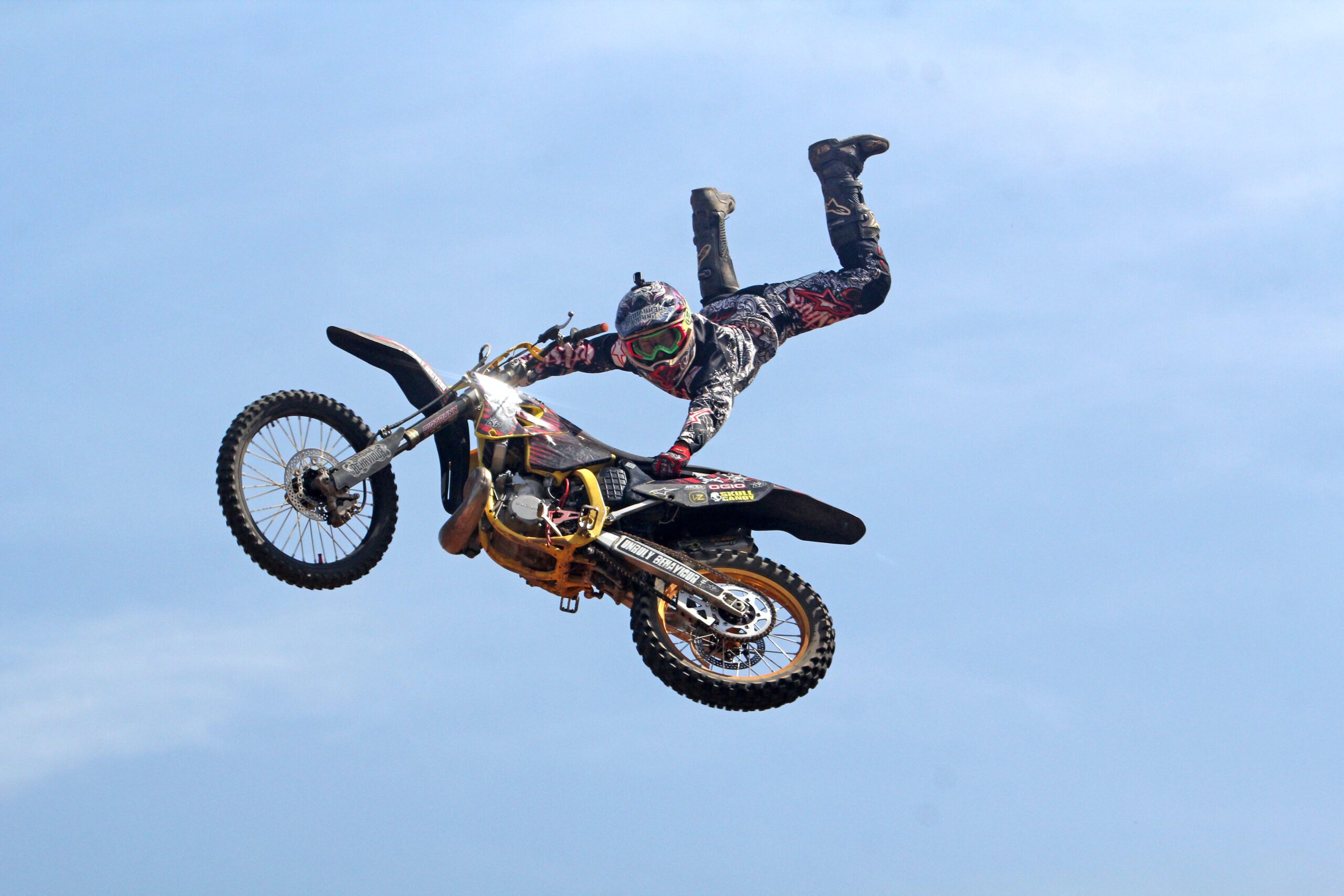 Motocross: Jak wybrać odpowiednią oponę i maksymalnie poprawić przyczepność motocykla?